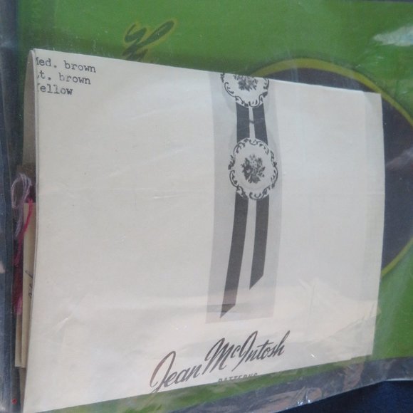 Jean McINTOSH Three Small FLORALS Petit Point Kit M-172 (#911) - Picture 3 of 7